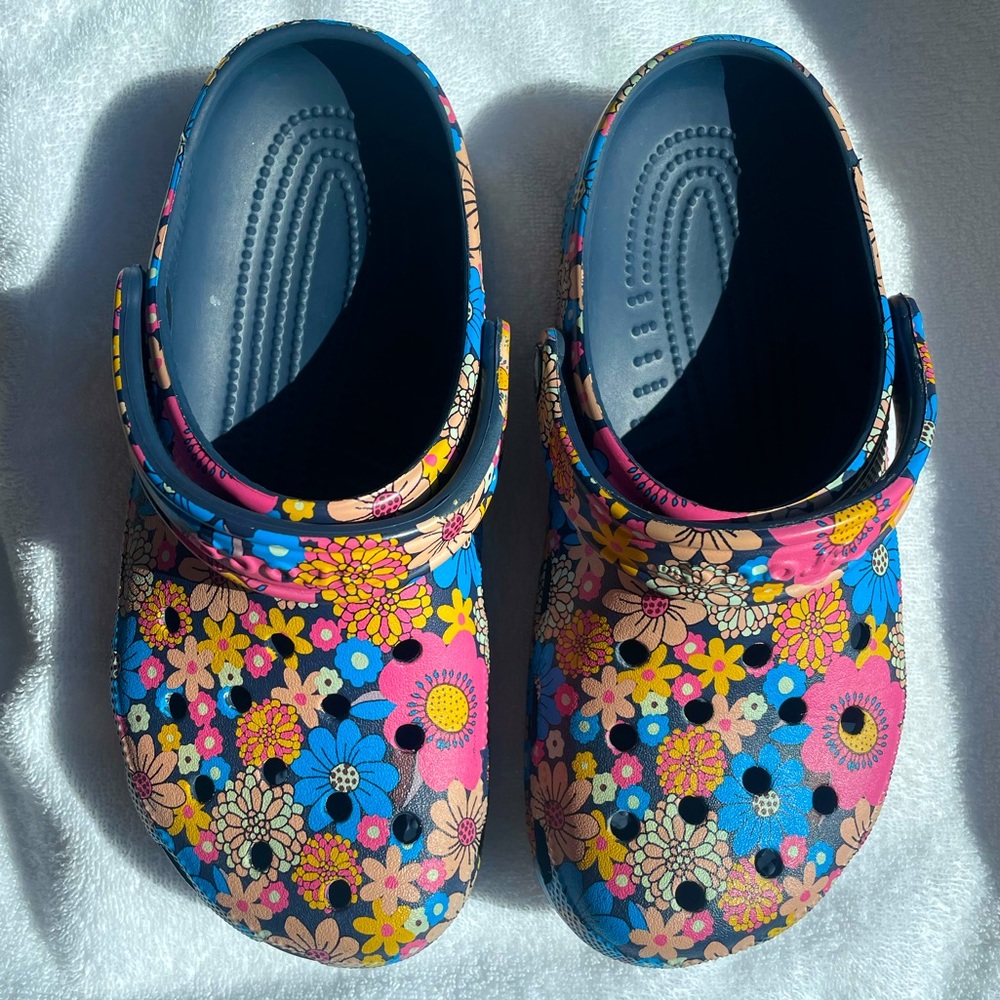Crocs Classic Retro Floral Clog, size 8